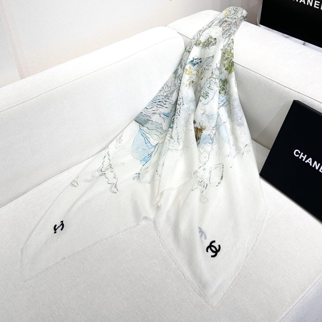 图片[5]-CHANEL 塔尖的单品 ，25秋冬高级手工坊系列作品梦幻而极具电影感，灵感来自嘉柏丽尔·香奈儿收藏的中国乌木漆面屏风。在她巴黎康朋街31号私人寓所书房内的一面屏风上，描绘着杭州的风光与传奇西湖的全景。去年12月，本系列发布会于杭州西湖举行，邀请我们踏上一段梦幻的旅程。成份:70%羊毛，30%羊绒尺寸:140x140cm-newbee