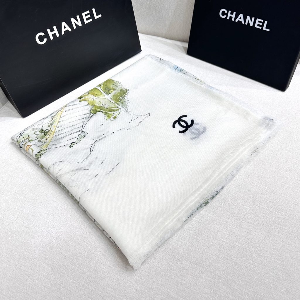 图片[6]-CHANEL 塔尖的单品 ，25秋冬高级手工坊系列作品梦幻而极具电影感，灵感来自嘉柏丽尔·香奈儿收藏的中国乌木漆面屏风。在她巴黎康朋街31号私人寓所书房内的一面屏风上，描绘着杭州的风光与传奇西湖的全景。去年12月，本系列发布会于杭州西湖举行，邀请我们踏上一段梦幻的旅程。成份:70%羊毛，30%羊绒尺寸:140x140cm-newbee
