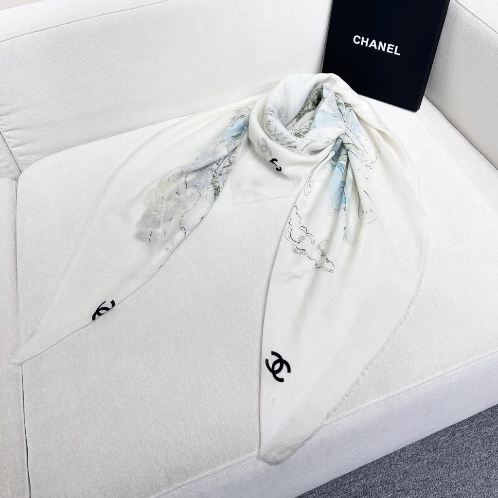 图片[7]-CHANEL 塔尖的单品 ，25秋冬高级手工坊系列作品梦幻而极具电影感，灵感来自嘉柏丽尔·香奈儿收藏的中国乌木漆面屏风。在她巴黎康朋街31号私人寓所书房内的一面屏风上，描绘着杭州的风光与传奇西湖的全景。去年12月，本系列发布会于杭州西湖举行，邀请我们踏上一段梦幻的旅程。成份:70%羊毛，30%羊绒尺寸:140x140cm-newbee