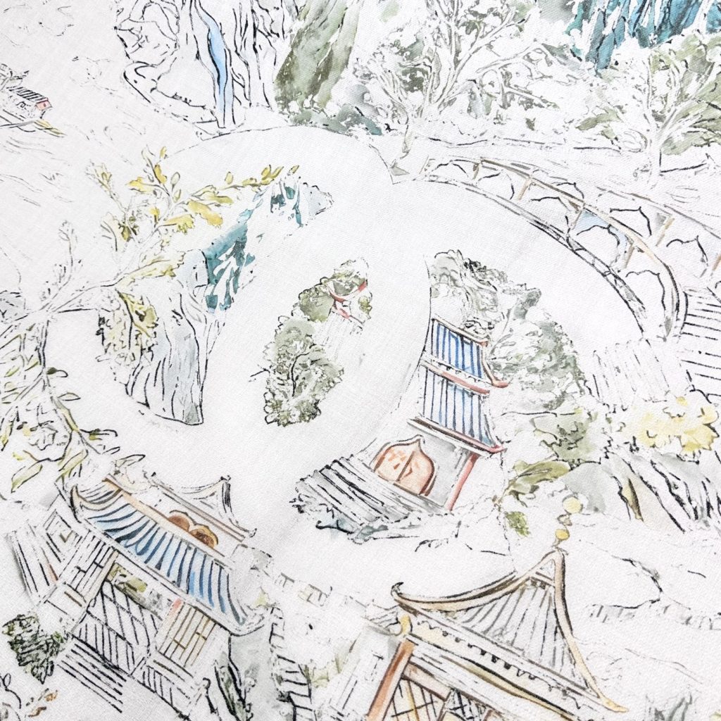 图片[8]-CHANEL 塔尖的单品 ，25秋冬高级手工坊系列作品梦幻而极具电影感，灵感来自嘉柏丽尔·香奈儿收藏的中国乌木漆面屏风。在她巴黎康朋街31号私人寓所书房内的一面屏风上，描绘着杭州的风光与传奇西湖的全景。去年12月，本系列发布会于杭州西湖举行，邀请我们踏上一段梦幻的旅程。成份:70%羊毛，30%羊绒尺寸:140x140cm-newbee