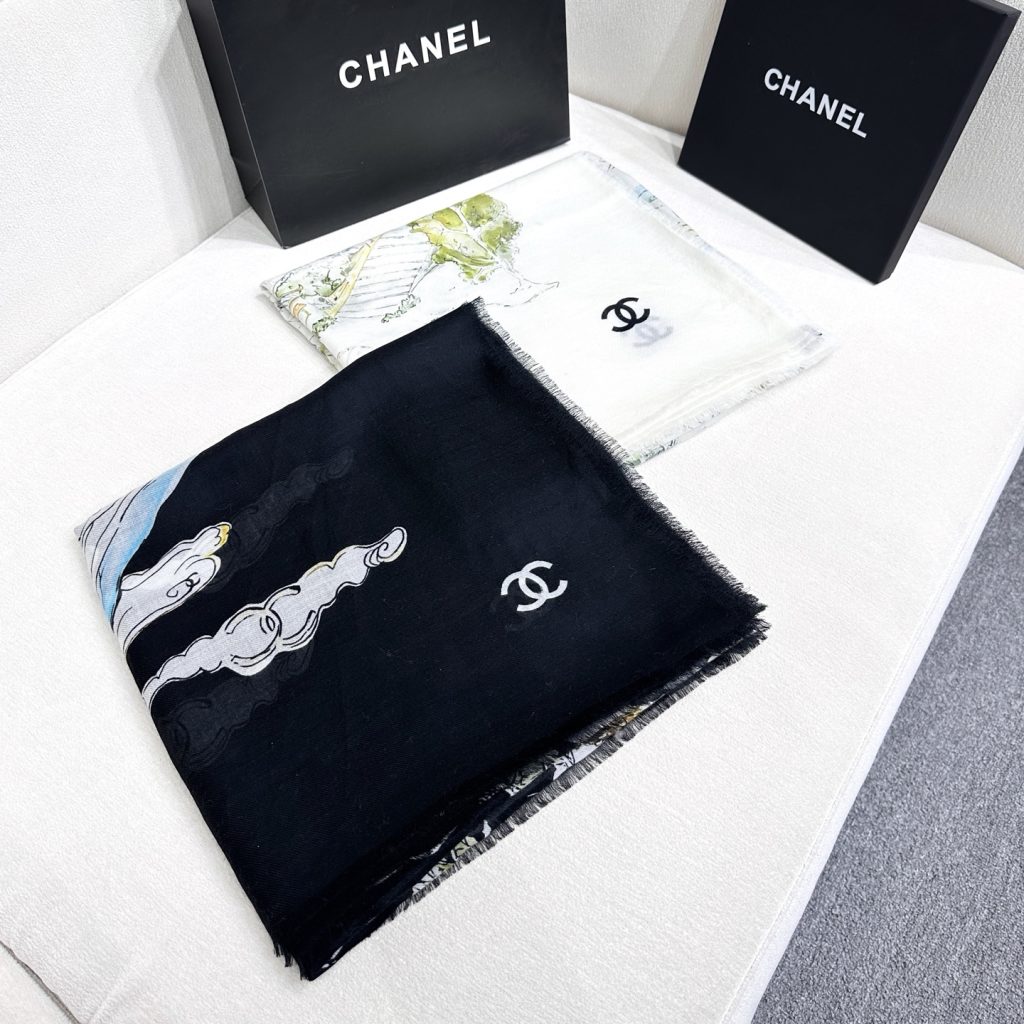 图片[2]-CHANEL 塔尖的单品 ，25秋冬高级手工坊系列作品梦幻而极具电影感，灵感来自嘉柏丽尔·香奈儿收藏的中国乌木漆面屏风。在她巴黎康朋街31号私人寓所书房内的一面屏风上，描绘着杭州的风光与传奇西湖的全景。去年12月，本系列发布会于杭州西湖举行，邀请我们踏上一段梦幻的旅程。成份:70%羊毛，30%羊绒尺寸:140x140cm-newbee