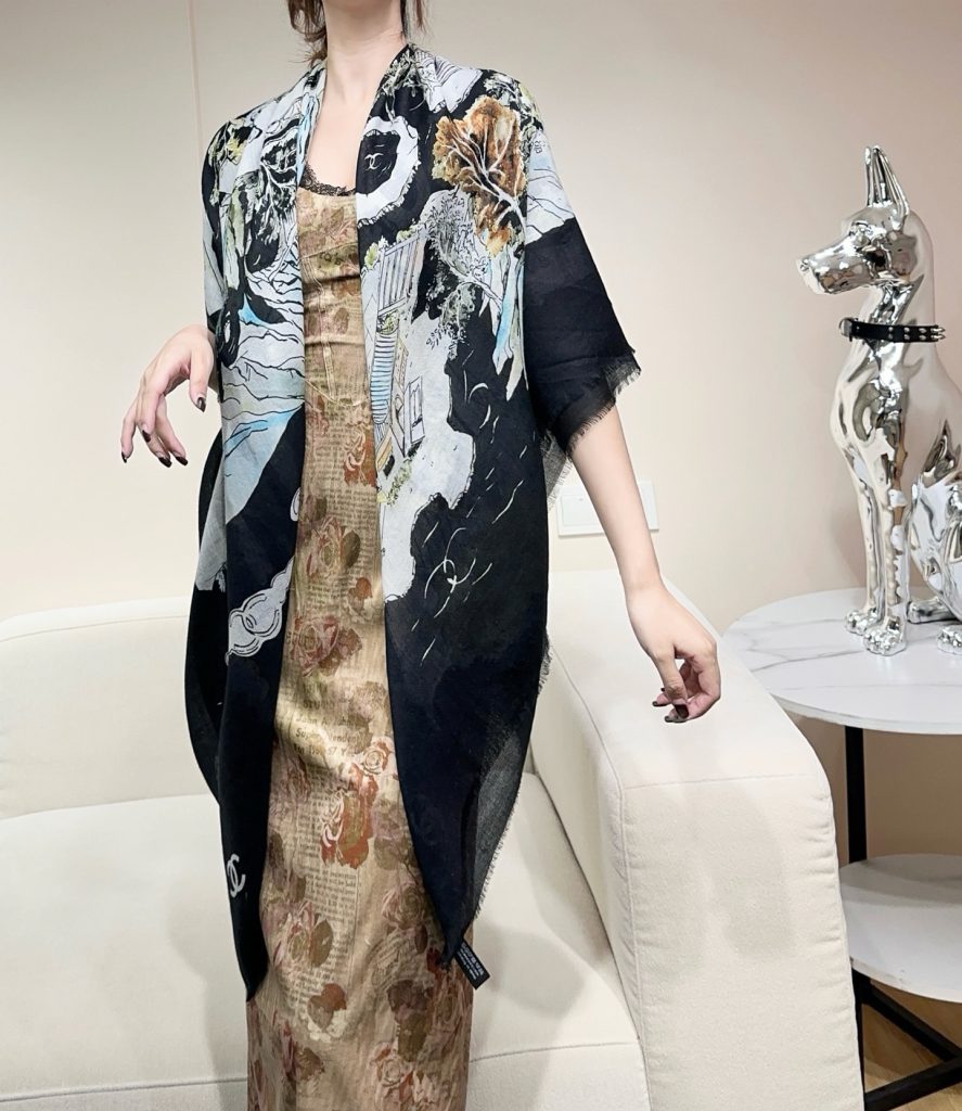 CHANEL 塔尖的单品 ，25秋冬高级手工坊系列作品梦幻而极具电影感，灵感来自嘉柏丽尔·香奈儿收藏的中国乌木漆面屏风。在她巴黎康朋街31号私人寓所书房内的一面屏风上，描绘着杭州的风光与传奇西湖的全景。去年12月，本系列发布会于杭州西湖举行，邀请我们踏上一段梦幻的旅程。成份:70%羊毛，30%羊绒尺寸:140x140cm-newbee