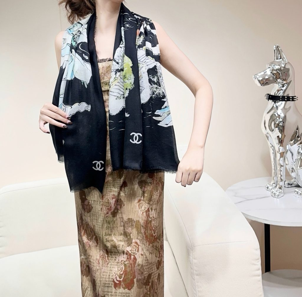图片[3]-CHANEL 塔尖的单品 ，25秋冬高级手工坊系列作品梦幻而极具电影感，灵感来自嘉柏丽尔·香奈儿收藏的中国乌木漆面屏风。在她巴黎康朋街31号私人寓所书房内的一面屏风上，描绘着杭州的风光与传奇西湖的全景。去年12月，本系列发布会于杭州西湖举行，邀请我们踏上一段梦幻的旅程。成份:70%羊毛，30%羊绒尺寸:140x140cm-newbee