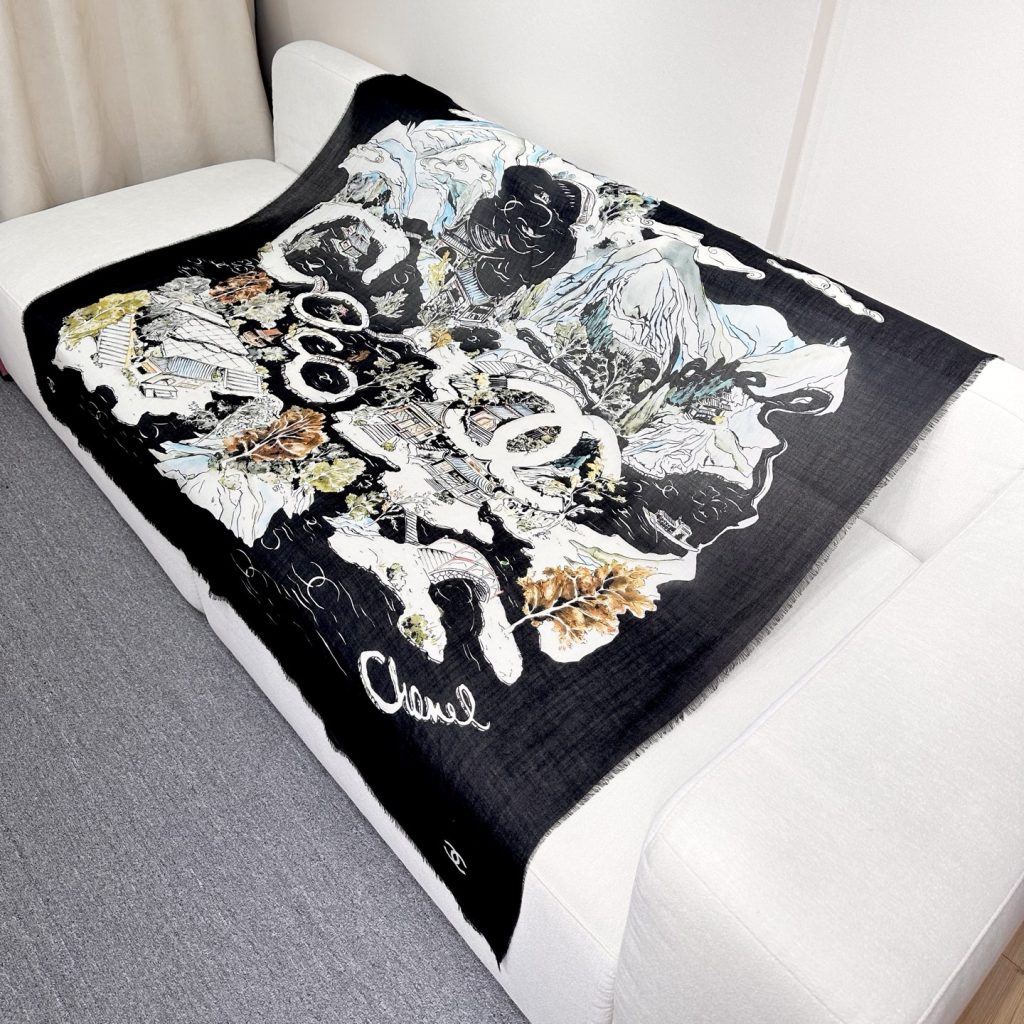 图片[4]-CHANEL 塔尖的单品 ，25秋冬高级手工坊系列作品梦幻而极具电影感，灵感来自嘉柏丽尔·香奈儿收藏的中国乌木漆面屏风。在她巴黎康朋街31号私人寓所书房内的一面屏风上，描绘着杭州的风光与传奇西湖的全景。去年12月，本系列发布会于杭州西湖举行，邀请我们踏上一段梦幻的旅程。成份:70%羊毛，30%羊绒尺寸:140x140cm-newbee
