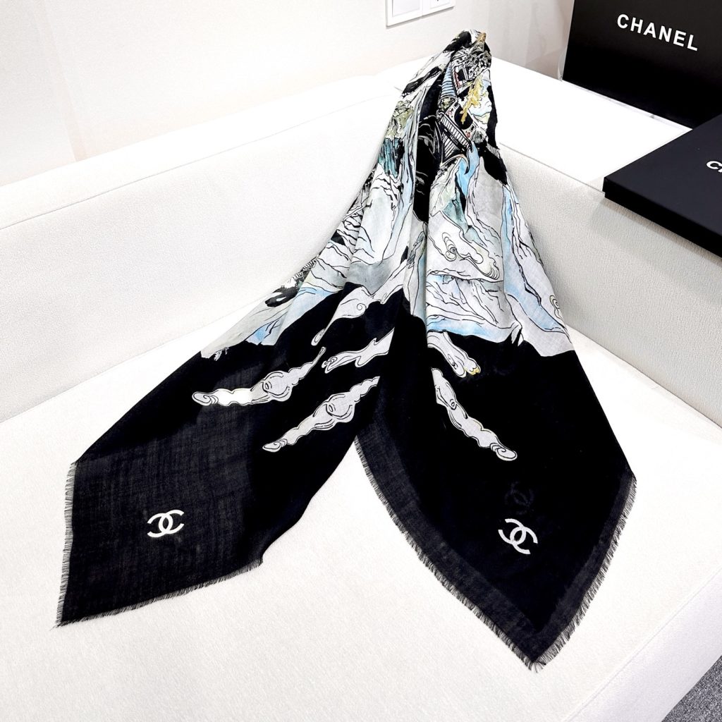 图片[5]-CHANEL 塔尖的单品 ，25秋冬高级手工坊系列作品梦幻而极具电影感，灵感来自嘉柏丽尔·香奈儿收藏的中国乌木漆面屏风。在她巴黎康朋街31号私人寓所书房内的一面屏风上，描绘着杭州的风光与传奇西湖的全景。去年12月，本系列发布会于杭州西湖举行，邀请我们踏上一段梦幻的旅程。成份:70%羊毛，30%羊绒尺寸:140x140cm-newbee
