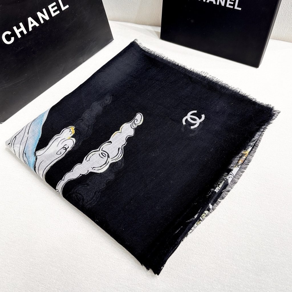 图片[6]-CHANEL 塔尖的单品 ，25秋冬高级手工坊系列作品梦幻而极具电影感，灵感来自嘉柏丽尔·香奈儿收藏的中国乌木漆面屏风。在她巴黎康朋街31号私人寓所书房内的一面屏风上，描绘着杭州的风光与传奇西湖的全景。去年12月，本系列发布会于杭州西湖举行，邀请我们踏上一段梦幻的旅程。成份:70%羊毛，30%羊绒尺寸:140x140cm-newbee