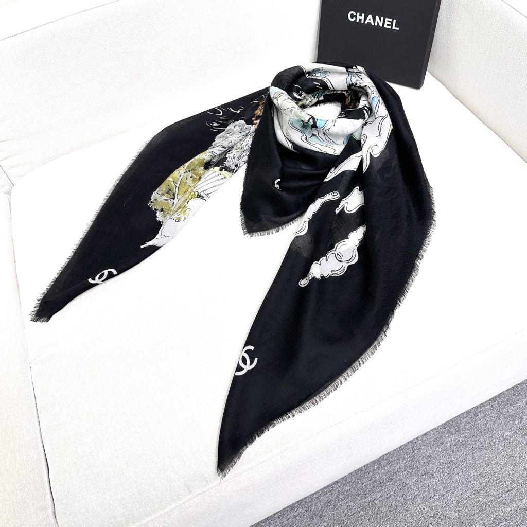 图片[7]-CHANEL 塔尖的单品 ，25秋冬高级手工坊系列作品梦幻而极具电影感，灵感来自嘉柏丽尔·香奈儿收藏的中国乌木漆面屏风。在她巴黎康朋街31号私人寓所书房内的一面屏风上，描绘着杭州的风光与传奇西湖的全景。去年12月，本系列发布会于杭州西湖举行，邀请我们踏上一段梦幻的旅程。成份:70%羊毛，30%羊绒尺寸:140x140cm-newbee