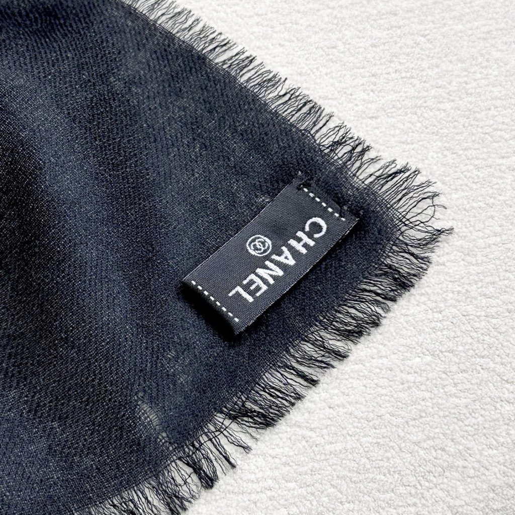 图片[9]-CHANEL 塔尖的单品 ，25秋冬高级手工坊系列作品梦幻而极具电影感，灵感来自嘉柏丽尔·香奈儿收藏的中国乌木漆面屏风。在她巴黎康朋街31号私人寓所书房内的一面屏风上，描绘着杭州的风光与传奇西湖的全景。去年12月，本系列发布会于杭州西湖举行，邀请我们踏上一段梦幻的旅程。成份:70%羊毛，30%羊绒尺寸:140x140cm-newbee