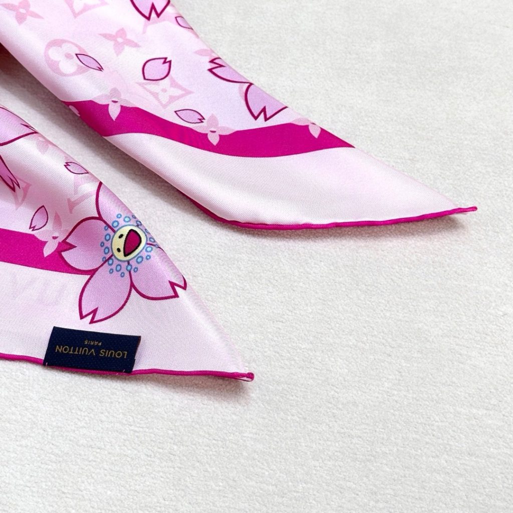 图片[2]-LV x TM MONOGRAM CHERRY BLOSSOM18mm顶级真丝双面同色丝巾本款桑蚕丝方巾以潮流笔触演绎路易威登 x村上隆系列的欢快气息，令 Monogram 图案与彰显艺术家灵动风格的 Cherry Blossom元素巧妙相融。明丽饰边勾勒经典轮廓，边角处的路易威登标识再添点睛之笔。88 x 88厘米（高 x长度）• 100% 桑蚕丝• 喷墨印制-newbee