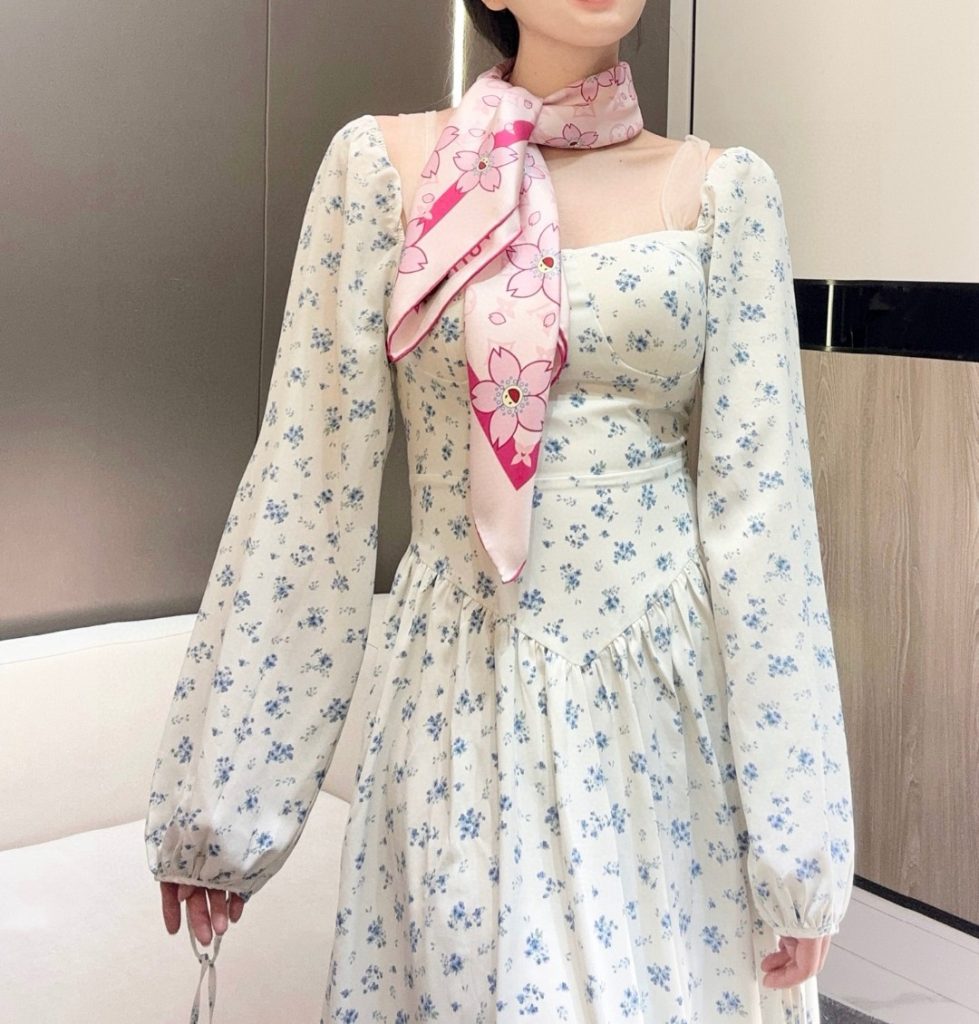 图片[3]-LV x TM MONOGRAM CHERRY BLOSSOM18mm顶级真丝双面同色丝巾本款桑蚕丝方巾以潮流笔触演绎路易威登 x村上隆系列的欢快气息，令 Monogram 图案与彰显艺术家灵动风格的 Cherry Blossom元素巧妙相融。明丽饰边勾勒经典轮廓，边角处的路易威登标识再添点睛之笔。88 x 88厘米（高 x长度）• 100% 桑蚕丝• 喷墨印制-newbee