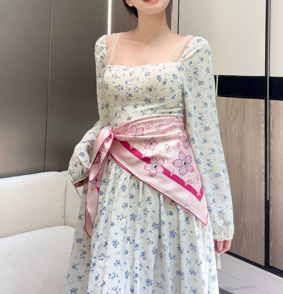 LV x TM MONOGRAM CHERRY BLOSSOM18mm顶级真丝双面同色丝巾本款桑蚕丝方巾以潮流笔触演绎路易威登 x村上隆系列的欢快气息，令 Monogram 图案与彰显艺术家灵动风格的 Cherry Blossom元素巧妙相融。明丽饰边勾勒经典轮廓，边角处的路易威登标识再添点睛之笔。88 x 88厘米（高 x长度）• 100% 桑蚕丝• 喷墨印制-newbee