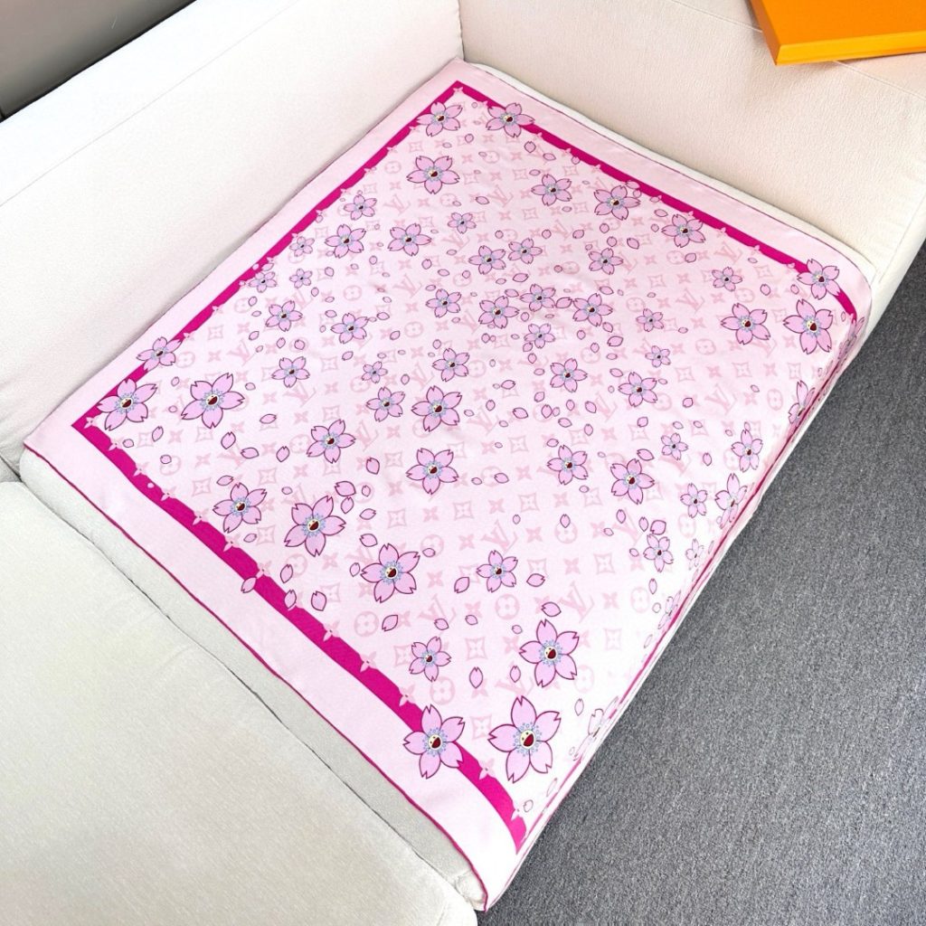 图片[4]-LV x TM MONOGRAM CHERRY BLOSSOM18mm顶级真丝双面同色丝巾本款桑蚕丝方巾以潮流笔触演绎路易威登 x村上隆系列的欢快气息，令 Monogram 图案与彰显艺术家灵动风格的 Cherry Blossom元素巧妙相融。明丽饰边勾勒经典轮廓，边角处的路易威登标识再添点睛之笔。88 x 88厘米（高 x长度）• 100% 桑蚕丝• 喷墨印制-newbee