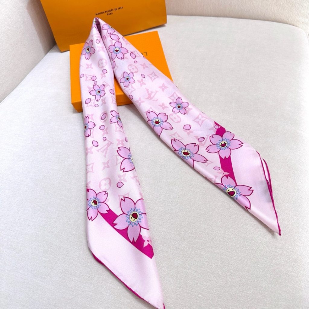 图片[5]-LV x TM MONOGRAM CHERRY BLOSSOM18mm顶级真丝双面同色丝巾本款桑蚕丝方巾以潮流笔触演绎路易威登 x村上隆系列的欢快气息，令 Monogram 图案与彰显艺术家灵动风格的 Cherry Blossom元素巧妙相融。明丽饰边勾勒经典轮廓，边角处的路易威登标识再添点睛之笔。88 x 88厘米（高 x长度）• 100% 桑蚕丝• 喷墨印制-newbee