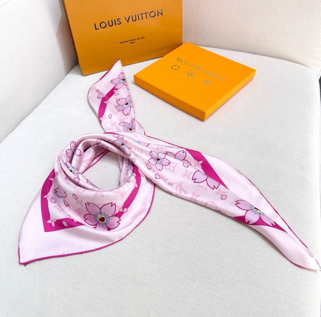 图片[6]-LV x TM MONOGRAM CHERRY BLOSSOM18mm顶级真丝双面同色丝巾本款桑蚕丝方巾以潮流笔触演绎路易威登 x村上隆系列的欢快气息，令 Monogram 图案与彰显艺术家灵动风格的 Cherry Blossom元素巧妙相融。明丽饰边勾勒经典轮廓，边角处的路易威登标识再添点睛之笔。88 x 88厘米（高 x长度）• 100% 桑蚕丝• 喷墨印制-newbee