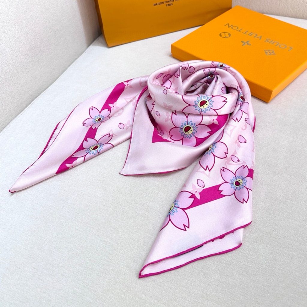 图片[7]-LV x TM MONOGRAM CHERRY BLOSSOM18mm顶级真丝双面同色丝巾本款桑蚕丝方巾以潮流笔触演绎路易威登 x村上隆系列的欢快气息，令 Monogram 图案与彰显艺术家灵动风格的 Cherry Blossom元素巧妙相融。明丽饰边勾勒经典轮廓，边角处的路易威登标识再添点睛之笔。88 x 88厘米（高 x长度）• 100% 桑蚕丝• 喷墨印制-newbee