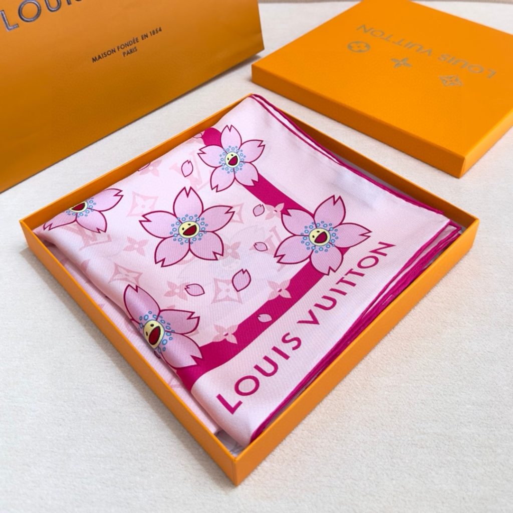 图片[8]-LV x TM MONOGRAM CHERRY BLOSSOM18mm顶级真丝双面同色丝巾本款桑蚕丝方巾以潮流笔触演绎路易威登 x村上隆系列的欢快气息，令 Monogram 图案与彰显艺术家灵动风格的 Cherry Blossom元素巧妙相融。明丽饰边勾勒经典轮廓，边角处的路易威登标识再添点睛之笔。88 x 88厘米（高 x长度）• 100% 桑蚕丝• 喷墨印制-newbee