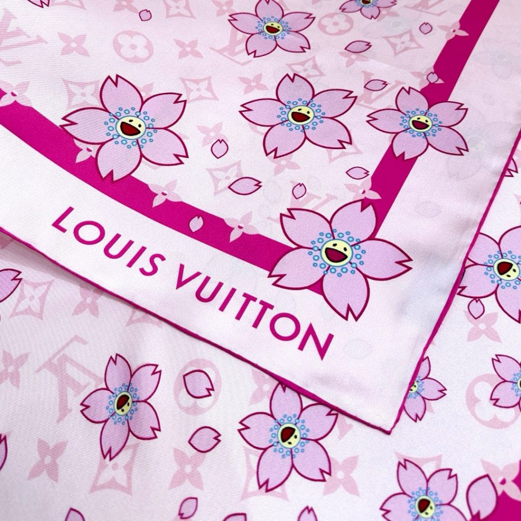 图片[9]-LV x TM MONOGRAM CHERRY BLOSSOM18mm顶级真丝双面同色丝巾本款桑蚕丝方巾以潮流笔触演绎路易威登 x村上隆系列的欢快气息，令 Monogram 图案与彰显艺术家灵动风格的 Cherry Blossom元素巧妙相融。明丽饰边勾勒经典轮廓，边角处的路易威登标识再添点睛之笔。88 x 88厘米（高 x长度）• 100% 桑蚕丝• 喷墨印制-newbee