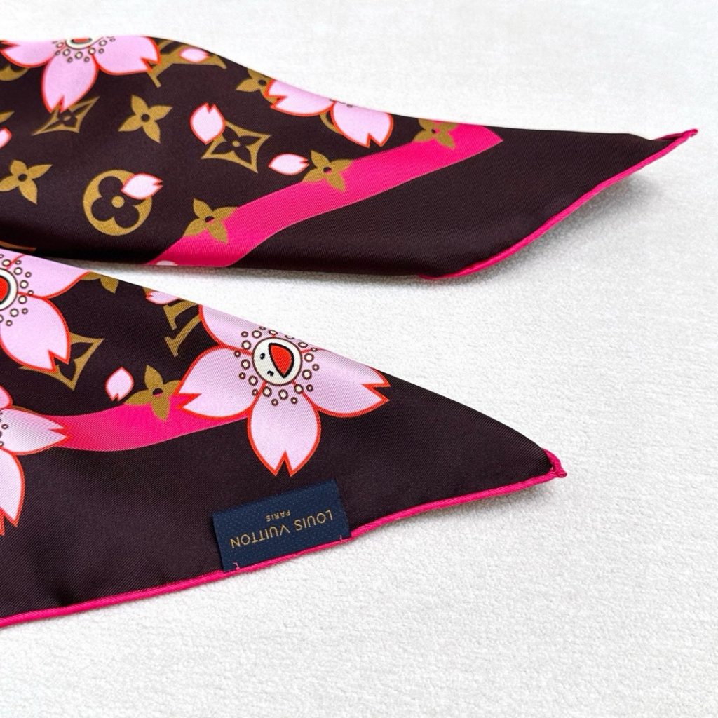图片[3]-LV x TM MONOGRAM CHERRY BLOSSOM18mm顶级真丝双面同色丝巾本款桑蚕丝方巾以潮流笔触演绎路易威登 x村上隆系列的欢快气息，令 Monogram 图案与彰显艺术家灵动风格的 Cherry Blossom元素巧妙相融。明丽饰边勾勒经典轮廓，边角处的路易威登标识再添点睛之笔。88 x 88厘米（高 x长度）• 100% 桑蚕丝• 喷墨印制-newbee