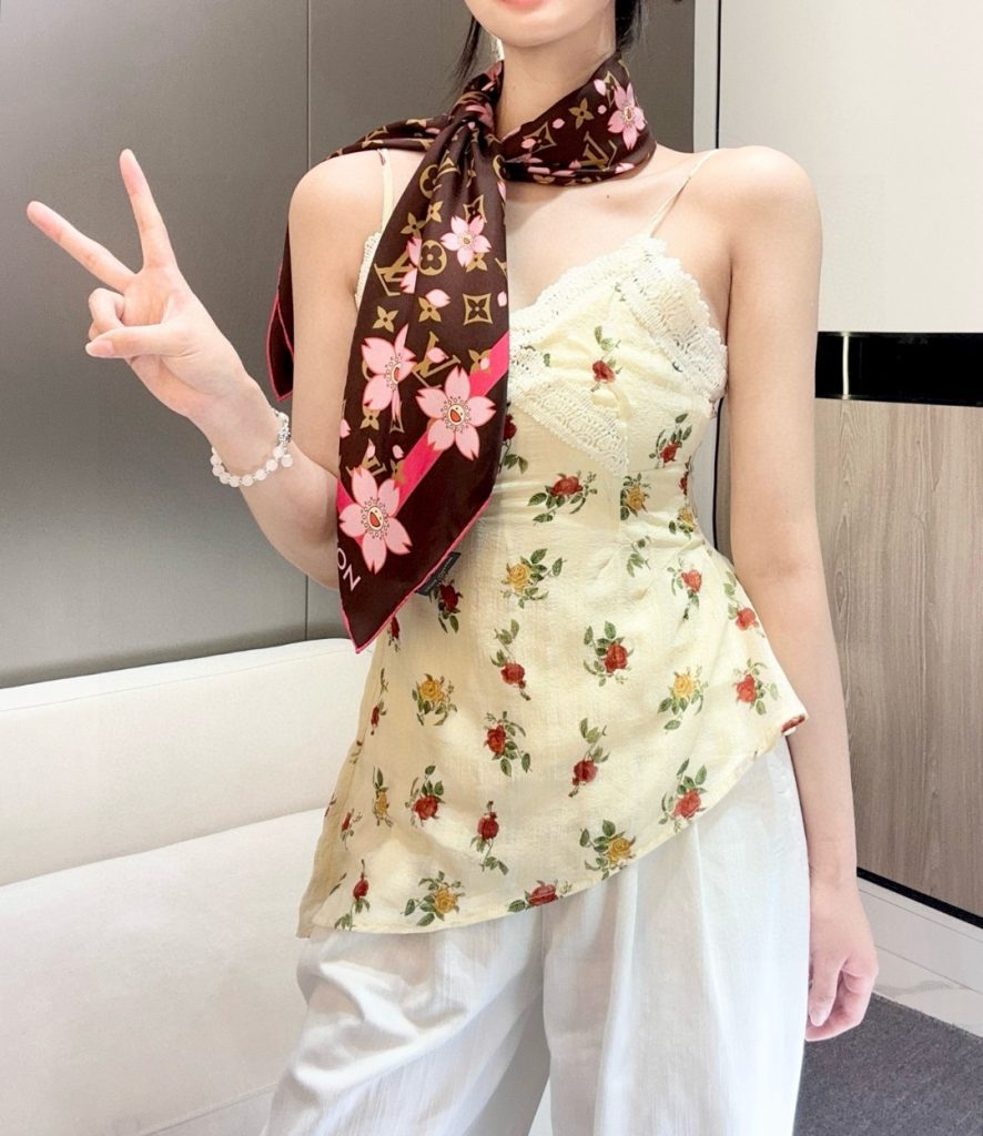 LV x TM MONOGRAM CHERRY BLOSSOM18mm顶级真丝双面同色丝巾本款桑蚕丝方巾以潮流笔触演绎路易威登 x村上隆系列的欢快气息，令 Monogram 图案与彰显艺术家灵动风格的 Cherry Blossom元素巧妙相融。明丽饰边勾勒经典轮廓，边角处的路易威登标识再添点睛之笔。88 x 88厘米（高 x长度）• 100% 桑蚕丝• 喷墨印制-newbee