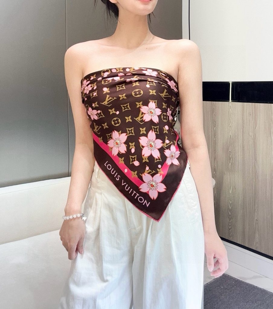 图片[2]-LV x TM MONOGRAM CHERRY BLOSSOM18mm顶级真丝双面同色丝巾本款桑蚕丝方巾以潮流笔触演绎路易威登 x村上隆系列的欢快气息，令 Monogram 图案与彰显艺术家灵动风格的 Cherry Blossom元素巧妙相融。明丽饰边勾勒经典轮廓，边角处的路易威登标识再添点睛之笔。88 x 88厘米（高 x长度）• 100% 桑蚕丝• 喷墨印制-newbee