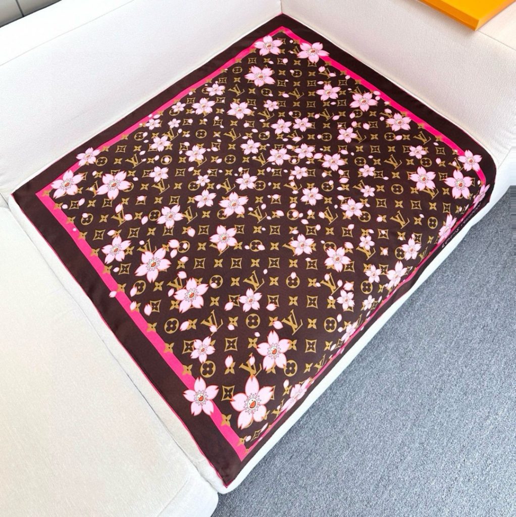 图片[4]-LV x TM MONOGRAM CHERRY BLOSSOM18mm顶级真丝双面同色丝巾本款桑蚕丝方巾以潮流笔触演绎路易威登 x村上隆系列的欢快气息，令 Monogram 图案与彰显艺术家灵动风格的 Cherry Blossom元素巧妙相融。明丽饰边勾勒经典轮廓，边角处的路易威登标识再添点睛之笔。88 x 88厘米（高 x长度）• 100% 桑蚕丝• 喷墨印制-newbee