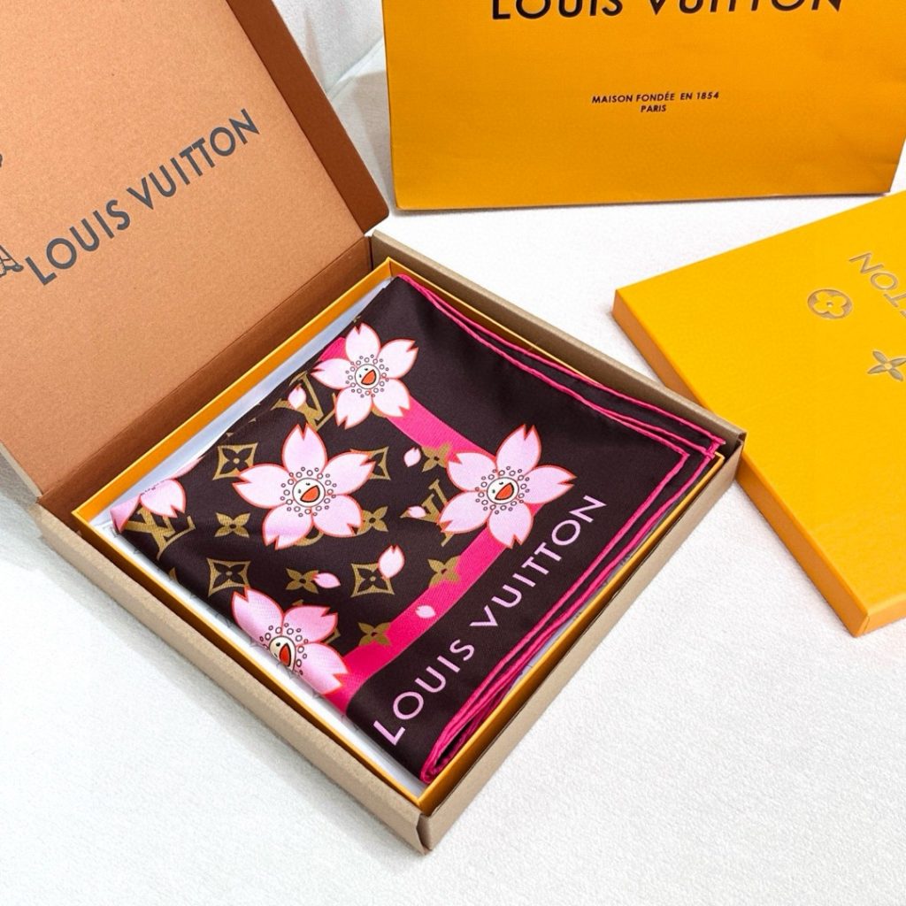 图片[5]-LV x TM MONOGRAM CHERRY BLOSSOM18mm顶级真丝双面同色丝巾本款桑蚕丝方巾以潮流笔触演绎路易威登 x村上隆系列的欢快气息，令 Monogram 图案与彰显艺术家灵动风格的 Cherry Blossom元素巧妙相融。明丽饰边勾勒经典轮廓，边角处的路易威登标识再添点睛之笔。88 x 88厘米（高 x长度）• 100% 桑蚕丝• 喷墨印制-newbee