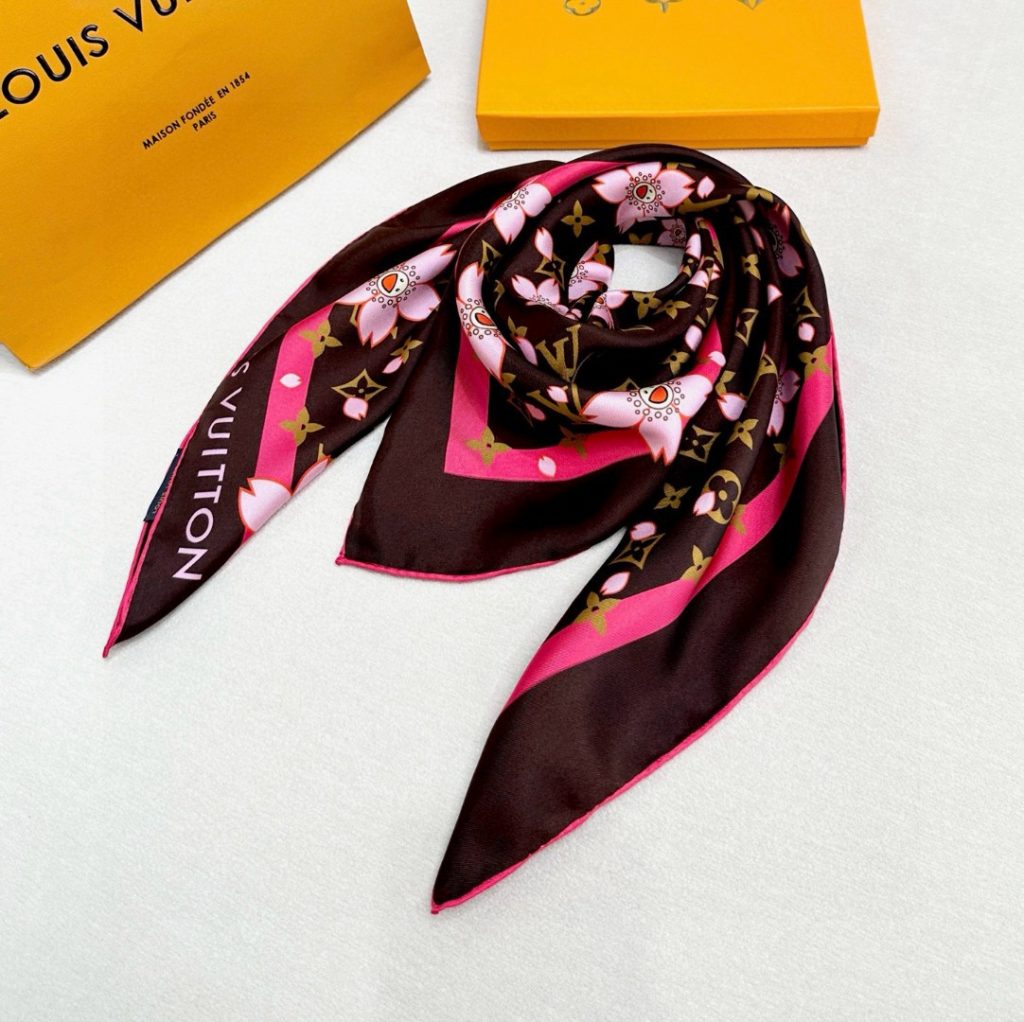 图片[6]-LV x TM MONOGRAM CHERRY BLOSSOM18mm顶级真丝双面同色丝巾本款桑蚕丝方巾以潮流笔触演绎路易威登 x村上隆系列的欢快气息，令 Monogram 图案与彰显艺术家灵动风格的 Cherry Blossom元素巧妙相融。明丽饰边勾勒经典轮廓，边角处的路易威登标识再添点睛之笔。88 x 88厘米（高 x长度）• 100% 桑蚕丝• 喷墨印制-newbee