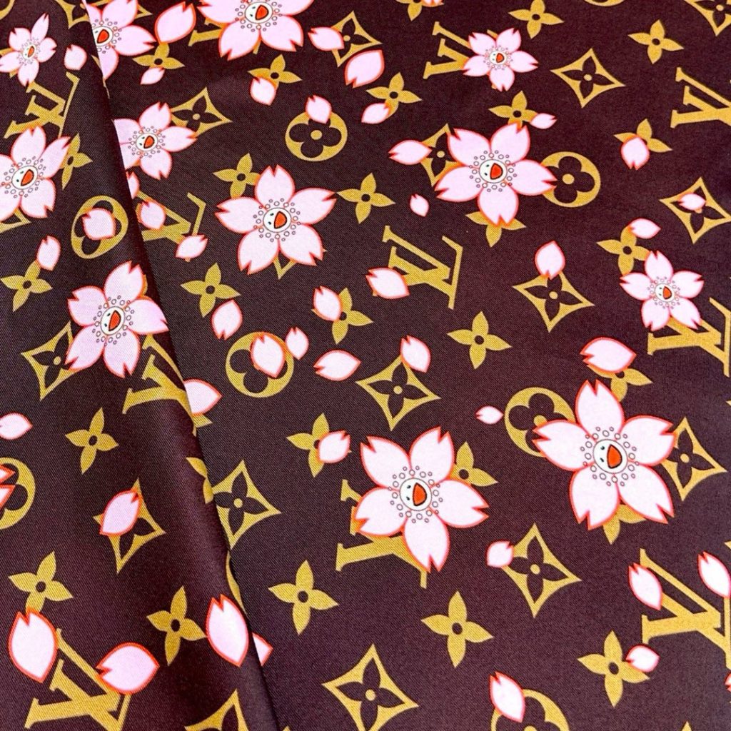 图片[7]-LV x TM MONOGRAM CHERRY BLOSSOM18mm顶级真丝双面同色丝巾本款桑蚕丝方巾以潮流笔触演绎路易威登 x村上隆系列的欢快气息，令 Monogram 图案与彰显艺术家灵动风格的 Cherry Blossom元素巧妙相融。明丽饰边勾勒经典轮廓，边角处的路易威登标识再添点睛之笔。88 x 88厘米（高 x长度）• 100% 桑蚕丝• 喷墨印制-newbee
