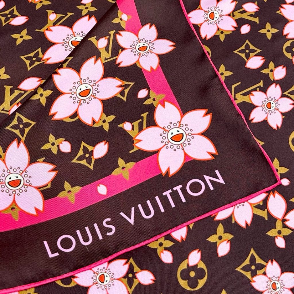 图片[8]-LV x TM MONOGRAM CHERRY BLOSSOM18mm顶级真丝双面同色丝巾本款桑蚕丝方巾以潮流笔触演绎路易威登 x村上隆系列的欢快气息，令 Monogram 图案与彰显艺术家灵动风格的 Cherry Blossom元素巧妙相融。明丽饰边勾勒经典轮廓，边角处的路易威登标识再添点睛之笔。88 x 88厘米（高 x长度）• 100% 桑蚕丝• 喷墨印制-newbee