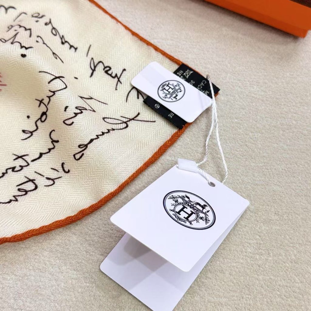 图片[8]-“飞马”140丝毛方巾手工卷边丝毛大方巾（30%桑蚕丝70%羊毛）这款大方巾生动演绎飞马，散发诗意想象与创造力。颂扬优雅的柔美气质！法国制造。设计师 ·勒农西亚（Cistian Renonciat）尺寸：136 x 135厘米 | 由于这款方巾采用手工卷边，标示的尺寸或会略有不同。-newbee