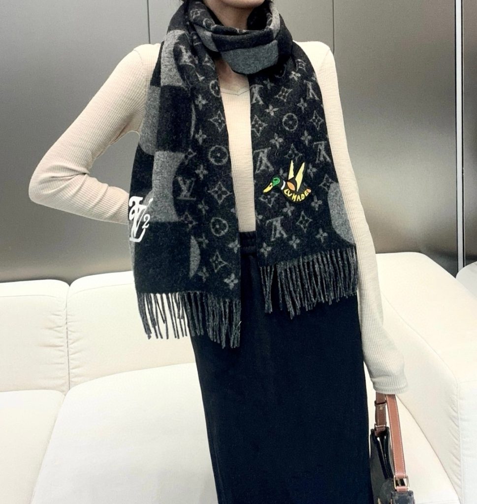 𝐋𝐨𝐮𝐢𝐬 𝐕𝐮𝐢𝐭𝐭𝐨𝐧《NIGO 联名款鸭子刺绣🦆围巾 》官网型号：MP2676标签 100%羊绒Monogram提花拼接Lv棋盘元素、 经典与经典之间的融合～和谐精致 搭配日本潮品鬼才设计师品牌NIGO的鸭子刺绣，时尚趣味、给经典增添了新颖别致的感觉！精湛进口机的绣花工艺🦆刺绣独家出货！ 送礼推荐、女士适用的男款哟-newbee