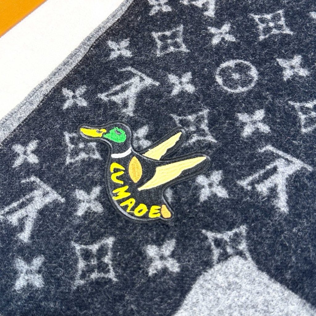 图片[8]-𝐋𝐨𝐮𝐢𝐬 𝐕𝐮𝐢𝐭𝐭𝐨𝐧《NIGO 联名款鸭子刺绣🦆围巾 》官网型号：MP2676标签 100%羊绒Monogram提花拼接Lv棋盘元素、 经典与经典之间的融合～和谐精致 搭配日本潮品鬼才设计师品牌NIGO的鸭子刺绣，时尚趣味、给经典增添了新颖别致的感觉！精湛进口机的绣花工艺🦆刺绣独家出货！ 送礼推荐、女士适用的男款哟-newbee