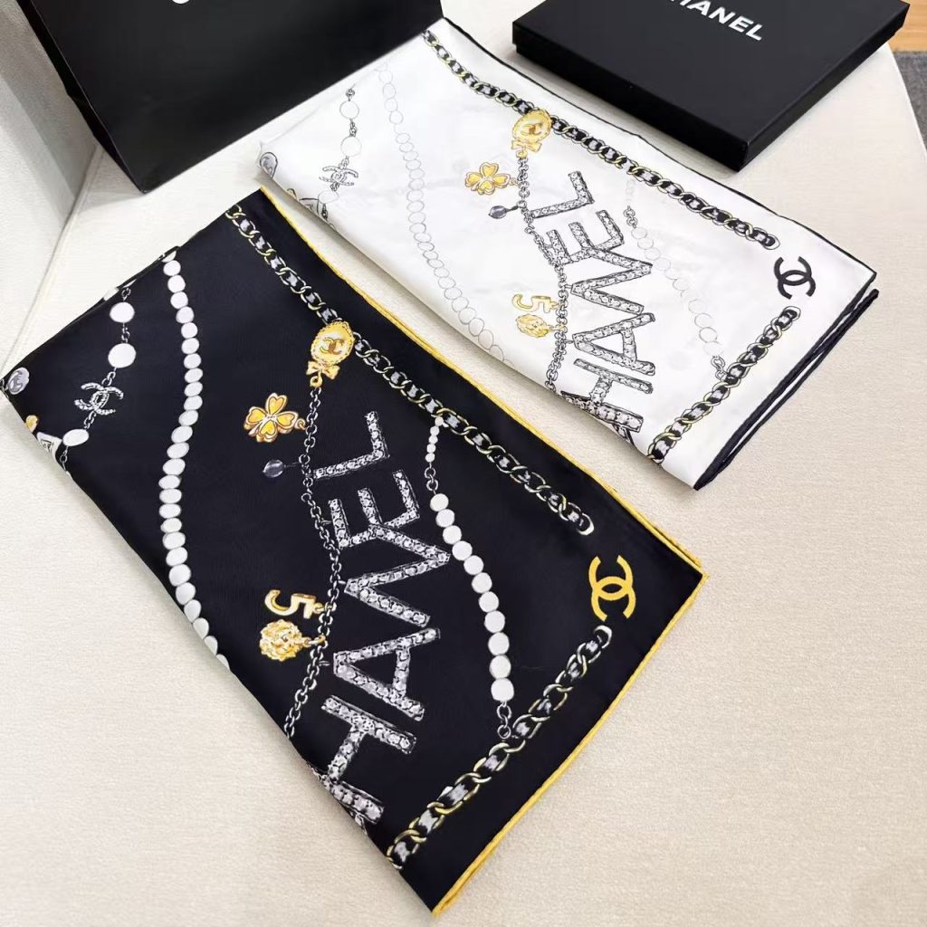 Chanel ~26新品～90双面真丝  珍珠、香水瓶与四叶草的完美搭配  适合各种场合搭配使用-newbee