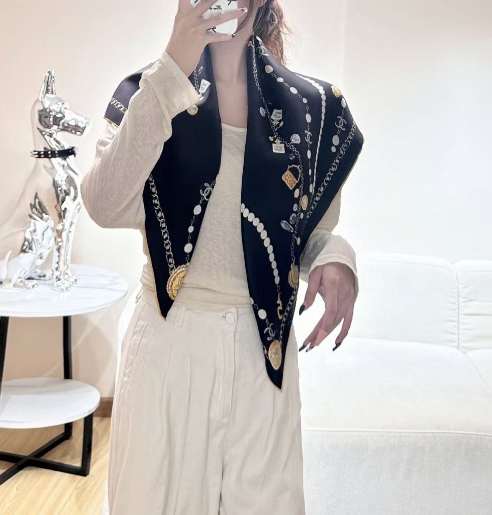 图片[2]-Chanel ~26新品～90双面真丝  珍珠、香水瓶与四叶草的完美搭配  适合各种场合搭配使用-newbee