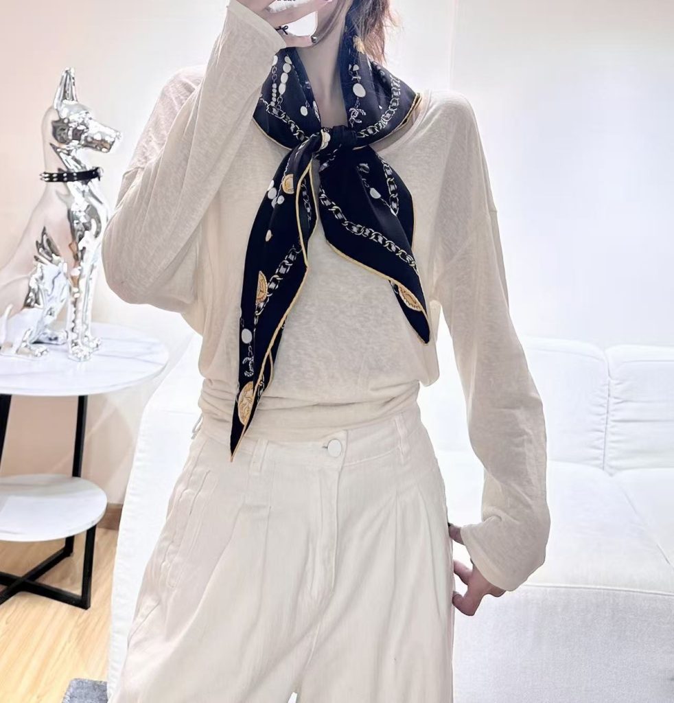 图片[3]-Chanel ~26新品～90双面真丝  珍珠、香水瓶与四叶草的完美搭配  适合各种场合搭配使用-newbee