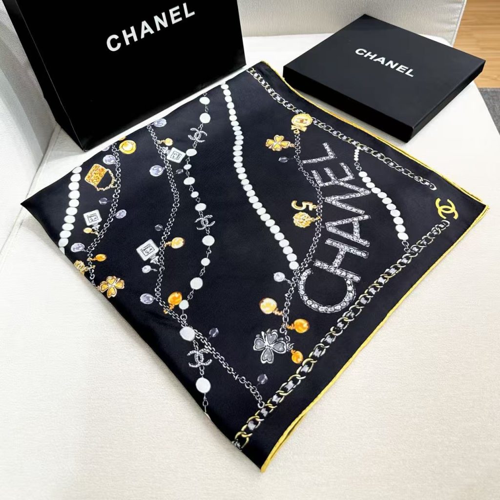 图片[4]-Chanel ~26新品～90双面真丝  珍珠、香水瓶与四叶草的完美搭配  适合各种场合搭配使用-newbee