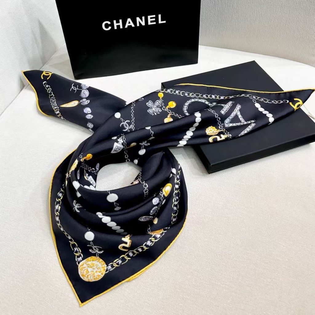 图片[6]-Chanel ~26新品～90双面真丝  珍珠、香水瓶与四叶草的完美搭配  适合各种场合搭配使用-newbee