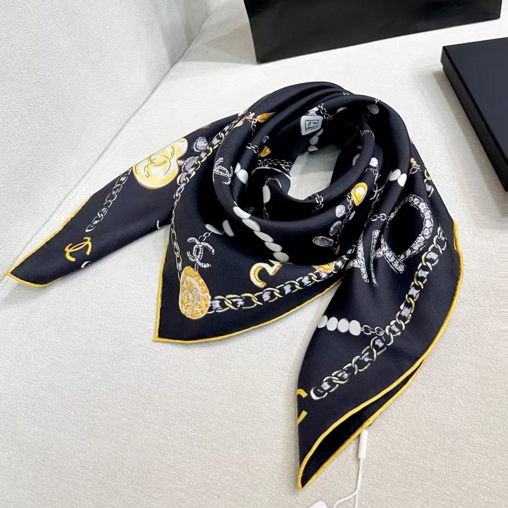 图片[7]-Chanel ~26新品～90双面真丝  珍珠、香水瓶与四叶草的完美搭配  适合各种场合搭配使用-newbee