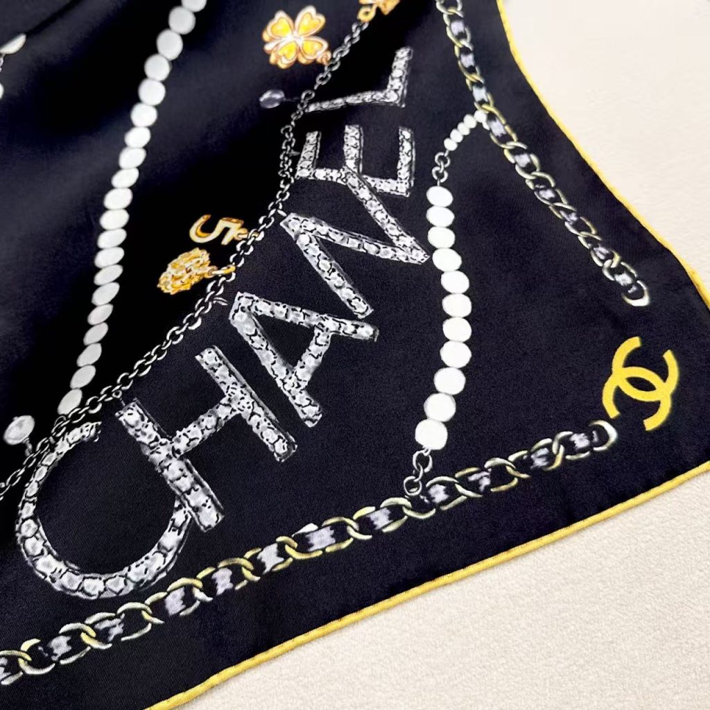 图片[8]-Chanel ~26新品～90双面真丝  珍珠、香水瓶与四叶草的完美搭配  适合各种场合搭配使用-newbee