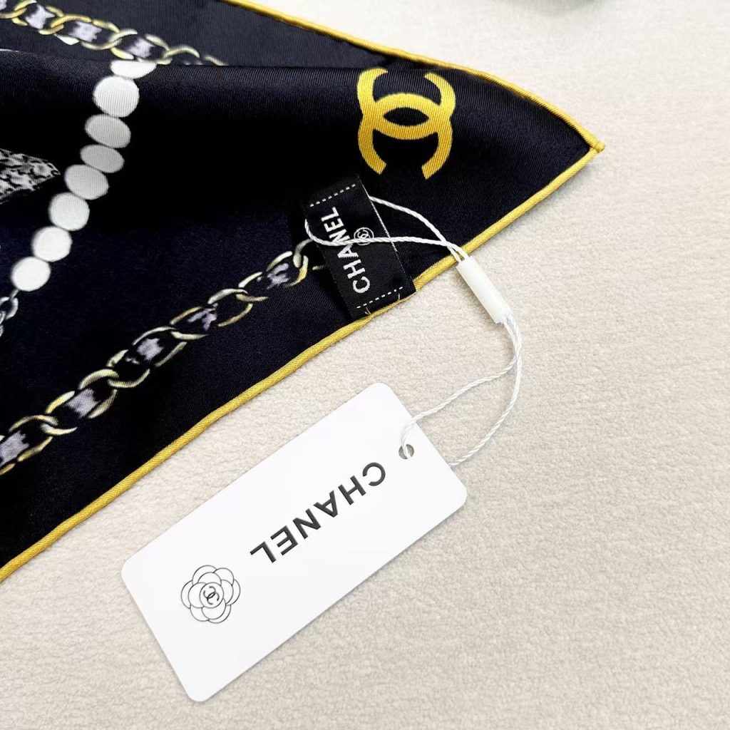 图片[9]-Chanel ~26新品～90双面真丝  珍珠、香水瓶与四叶草的完美搭配  适合各种场合搭配使用-newbee