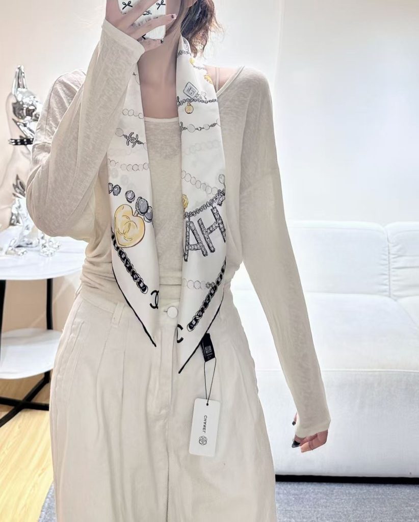 Chanel ~26新品～90双面真丝  珍珠、香水瓶与四叶草的完美搭配  适合各种场合搭配使用-newbee