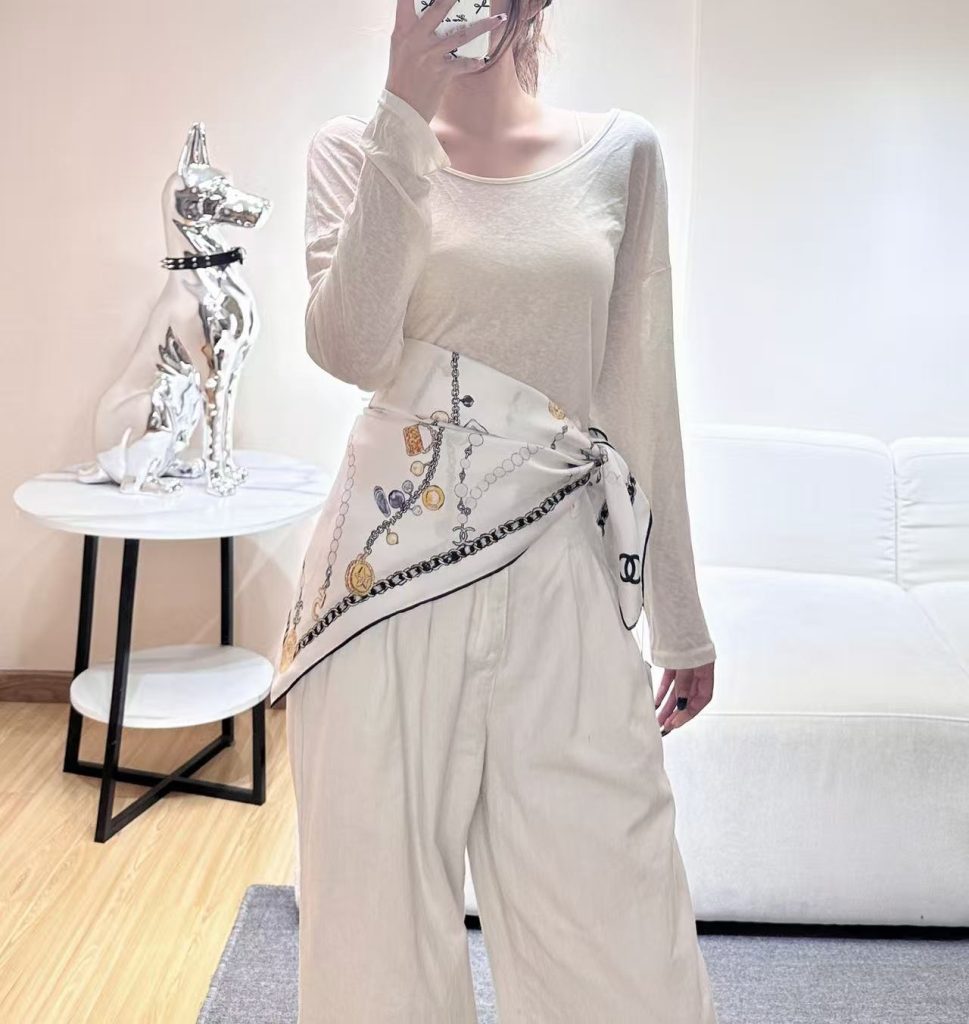 图片[2]-Chanel ~26新品～90双面真丝  珍珠、香水瓶与四叶草的完美搭配  适合各种场合搭配使用-newbee