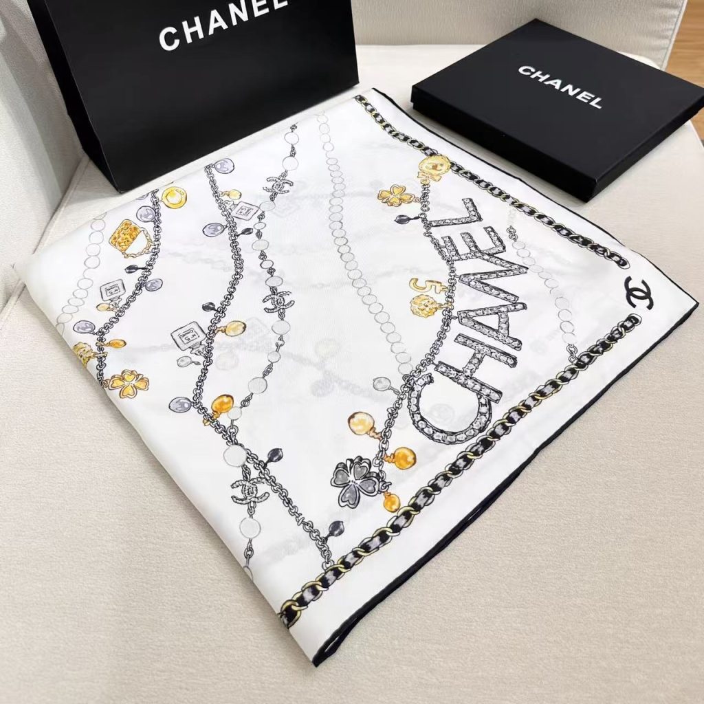 图片[3]-Chanel ~26新品～90双面真丝  珍珠、香水瓶与四叶草的完美搭配  适合各种场合搭配使用-newbee