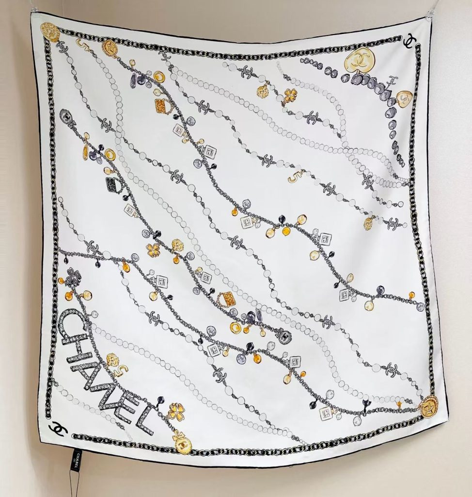 图片[4]-Chanel ~26新品～90双面真丝  珍珠、香水瓶与四叶草的完美搭配  适合各种场合搭配使用-newbee