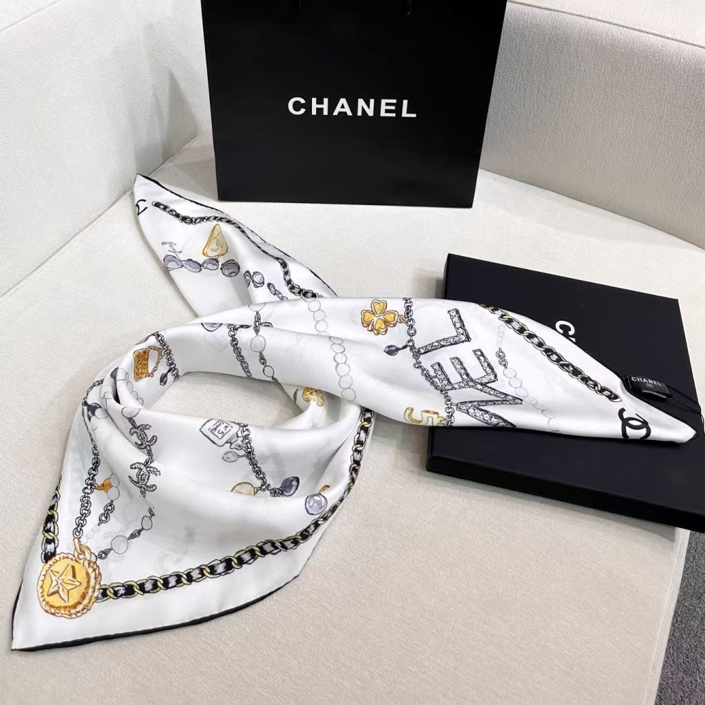 图片[5]-Chanel ~26新品～90双面真丝  珍珠、香水瓶与四叶草的完美搭配  适合各种场合搭配使用-newbee