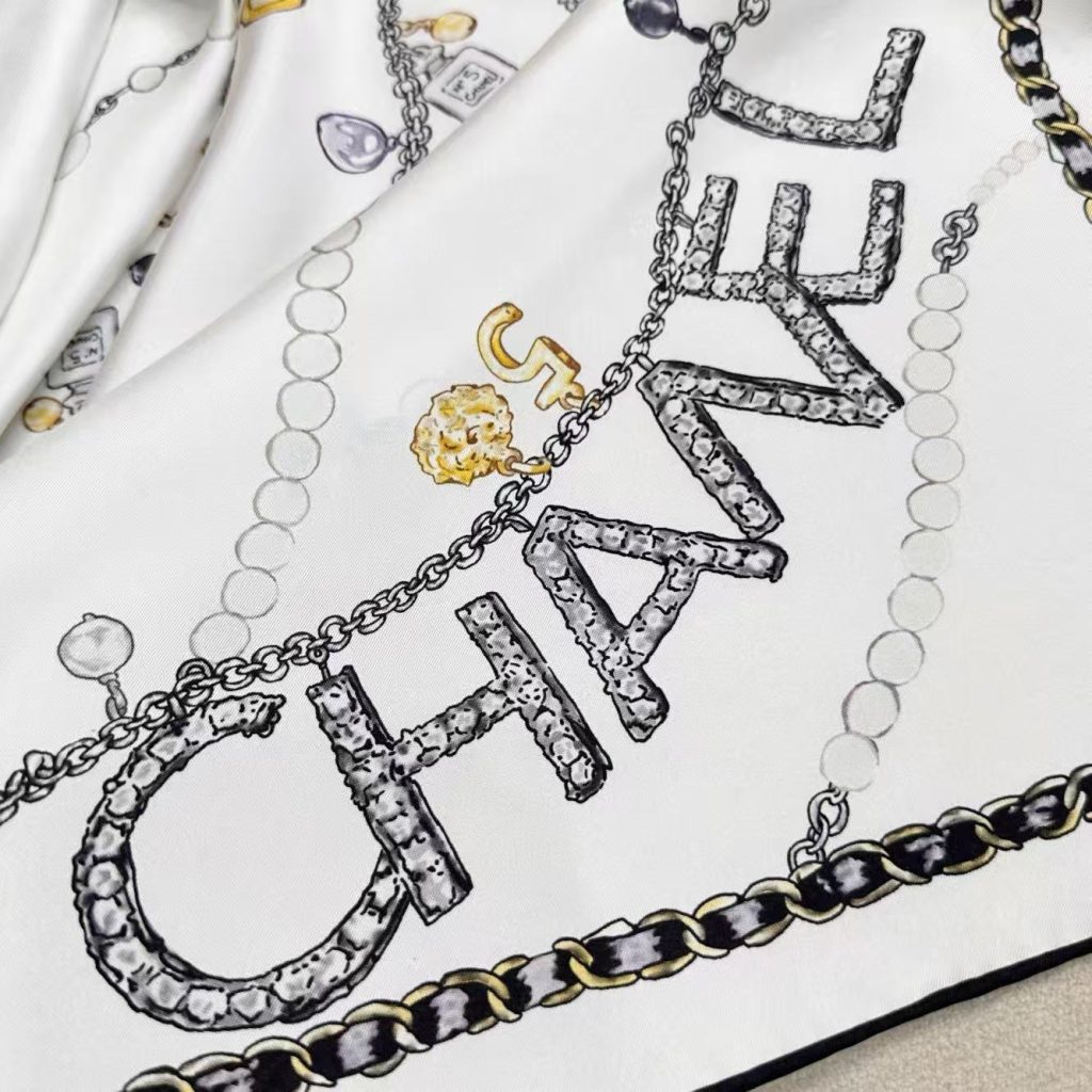图片[6]-Chanel ~26新品～90双面真丝  珍珠、香水瓶与四叶草的完美搭配  适合各种场合搭配使用-newbee