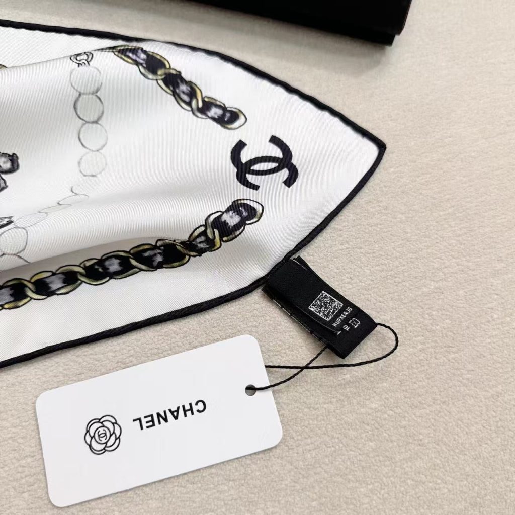 图片[7]-Chanel ~26新品～90双面真丝  珍珠、香水瓶与四叶草的完美搭配  适合各种场合搭配使用-newbee