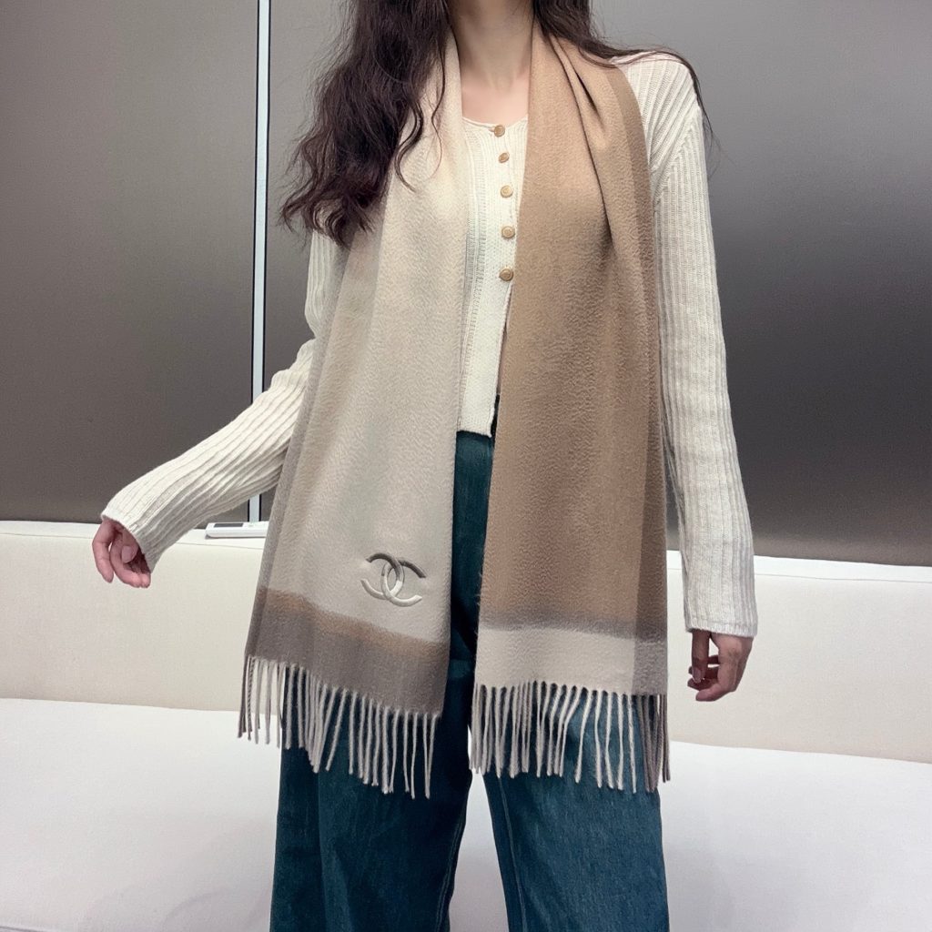 图片[3]-香奈儿 新品 ·情侣款 羊绒围巾❗️臻选上乘的山羊绒纤维，耗时耗力，再以清泉水浸泡涤荡，使羊绒纤维呈现出独特的蓬松质感，手感才如此细腻，采用轻缩绒工艺，才有奢华柔和的表面光泽❗️水波纹真的太美好了，触感犹如婴儿的肌肤 软软糯糯 手感满满地都是细腻的绒毛❗️一直是精益求精的代名词，这个价格绝对百分之百的实惠❗️送礼自留都不错！绝对好货❗️ 规格32*180 cm，成分100%羊绒-newbee