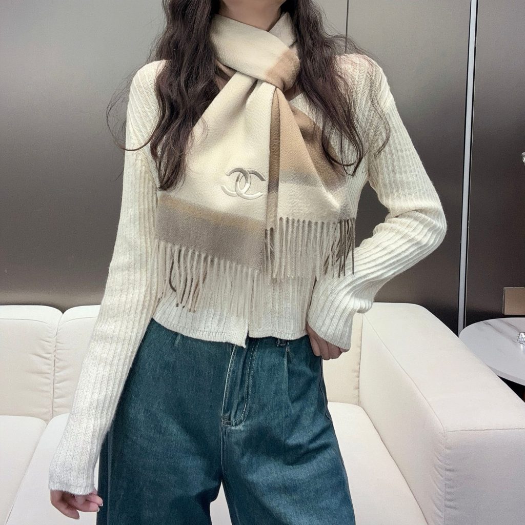 香奈儿 新品 ·情侣款 羊绒围巾❗️臻选上乘的山羊绒纤维，耗时耗力，再以清泉水浸泡涤荡，使羊绒纤维呈现出独特的蓬松质感，手感才如此细腻，采用轻缩绒工艺，才有奢华柔和的表面光泽❗️水波纹真的太美好了，触感犹如婴儿的肌肤 软软糯糯 手感满满地都是细腻的绒毛❗️一直是精益求精的代名词，这个价格绝对百分之百的实惠❗️送礼自留都不错！绝对好货❗️ 规格32*180 cm，成分100%羊绒-newbee